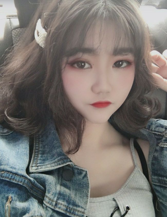 一个长腿大奶的妹子